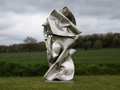 Vapeurs, sculpture monumentale en acier inoxydable poli d'Alain Vuillemet installée dans un paysage naturel.