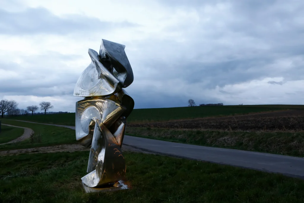Sculpture monumentale en acier inoxydable d’Alain Vuillemet dans le paysage