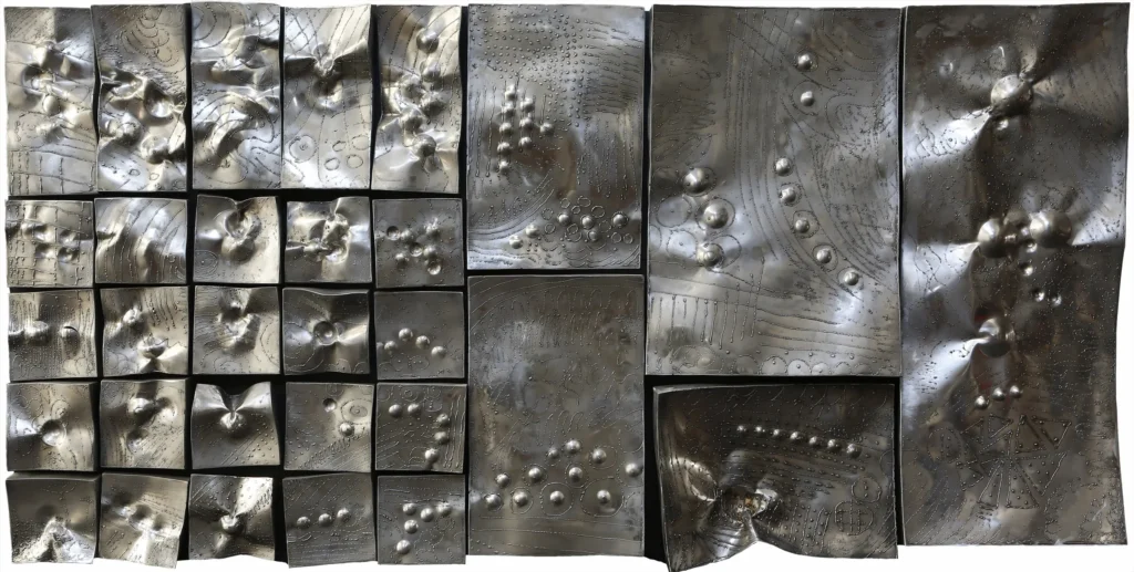 Space in Order, relief en acier inoxydable d’Alain Vuillemet, hommage à Zoltan Kemeny