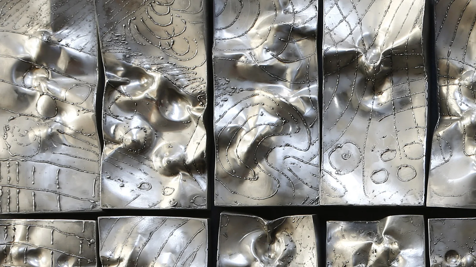 Détail de Space in Order, relief en acier inoxydable d’Alain Vuillemet
